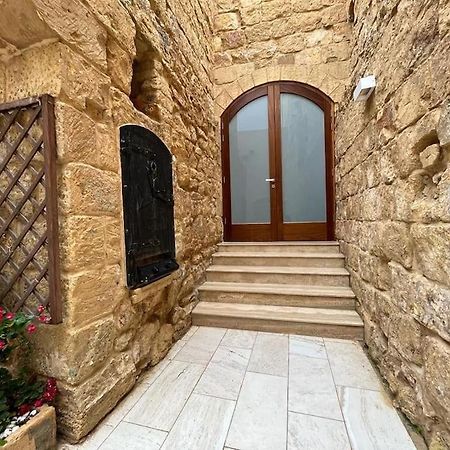 Charming 200 Year Old Cottage With Yard Zabbar Экстерьер фото