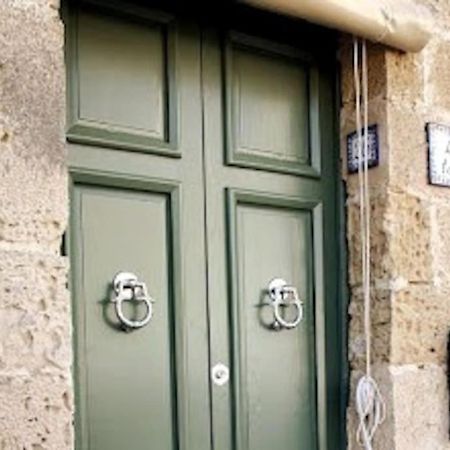 Charming 200 Year Old Cottage With Yard Zabbar Экстерьер фото