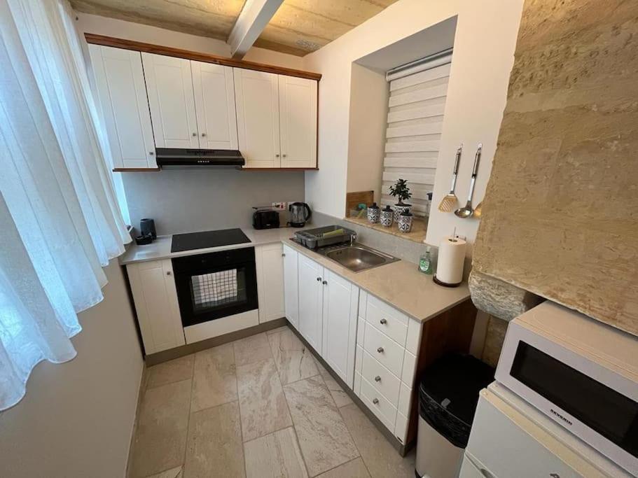Charming 200 Year Old Cottage With Yard Zabbar Экстерьер фото