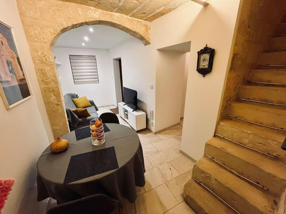 Charming 200 Year Old Cottage With Yard Zabbar Экстерьер фото