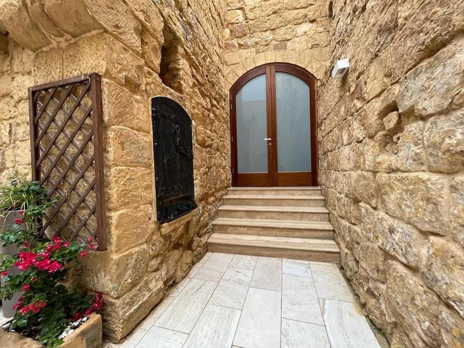 Charming 200 Year Old Cottage With Yard Zabbar Экстерьер фото