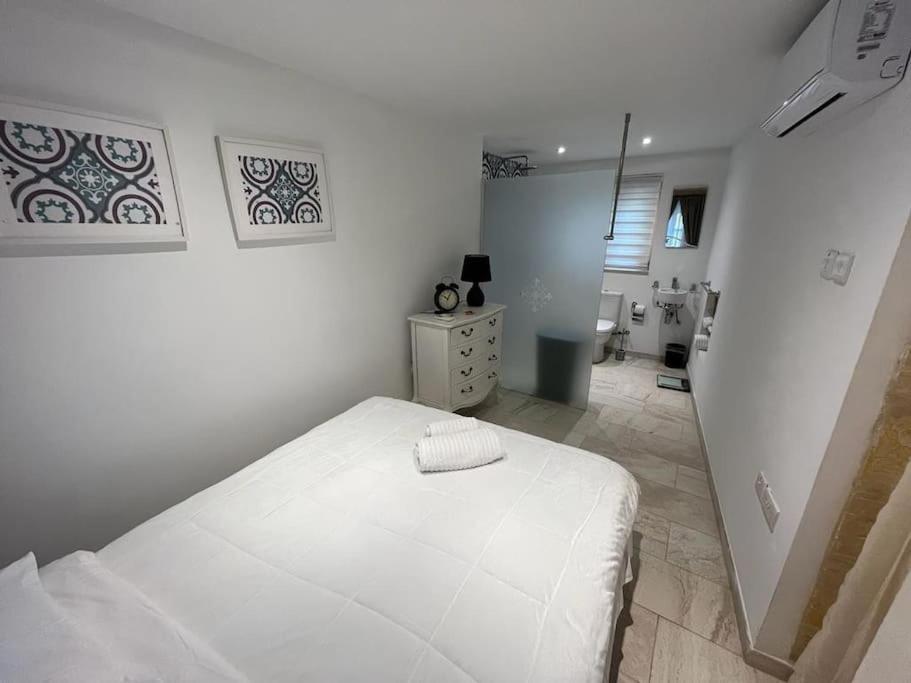 Charming 200 Year Old Cottage With Yard Zabbar Экстерьер фото
