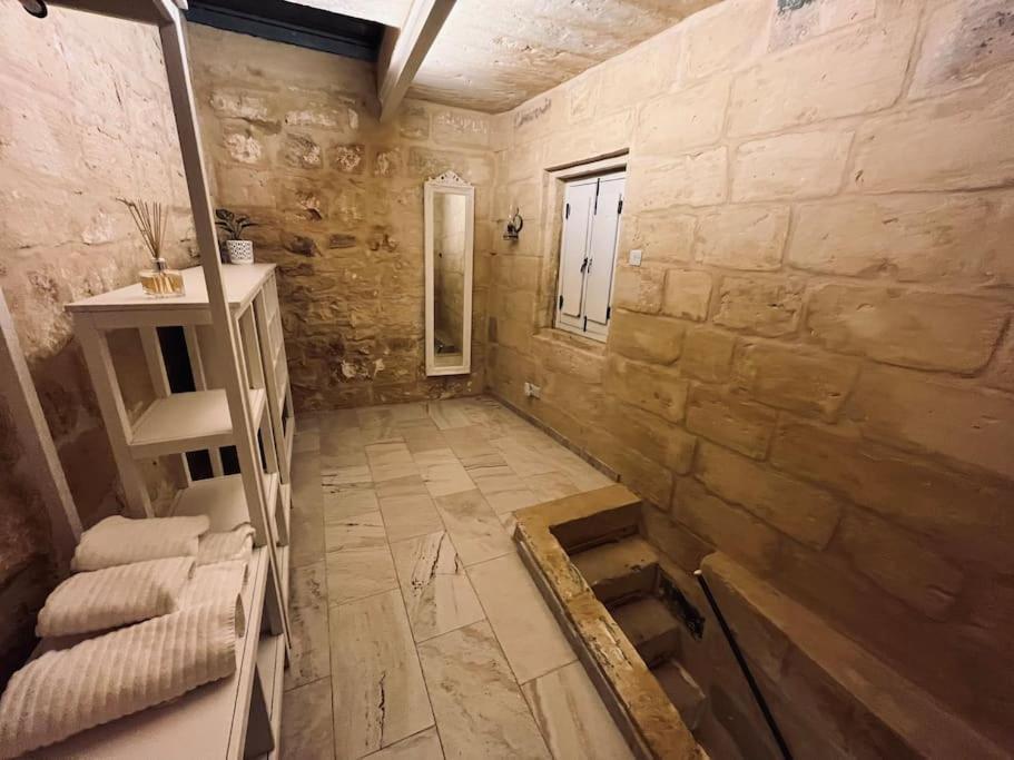 Charming 200 Year Old Cottage With Yard Zabbar Экстерьер фото
