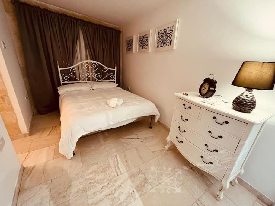Charming 200 Year Old Cottage With Yard Zabbar Экстерьер фото
