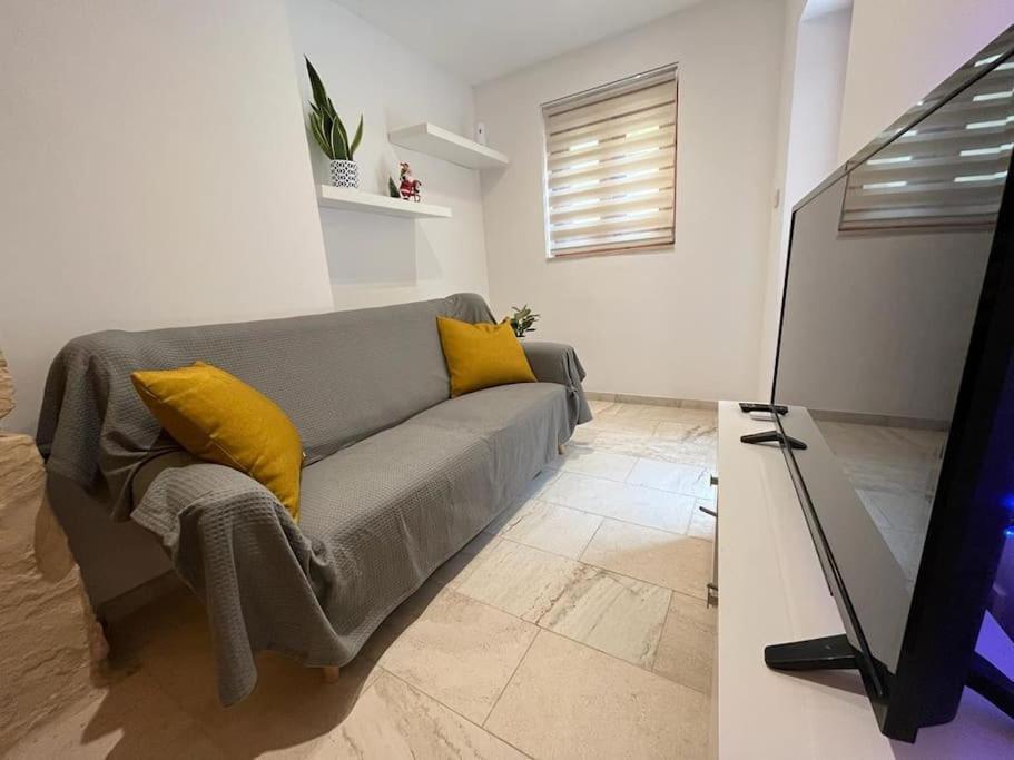Charming 200 Year Old Cottage With Yard Zabbar Экстерьер фото